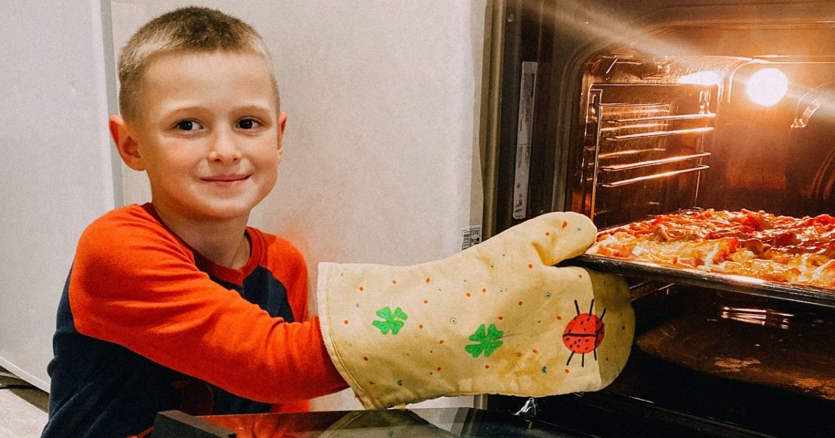 "Був наскільки голодний, що їв свої іграшки": 6-річний Ілля, батьки якого загинули в Маріуполі, знайшов нову родину