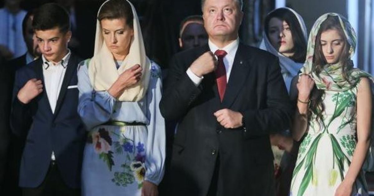 Супруга и дочь Порошенко надели платья с принтом укропа