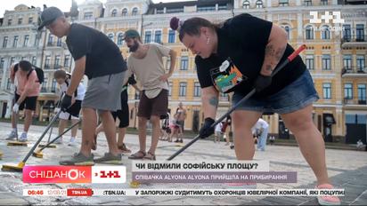Как alyona вместе с волонтерами отмывала Софийскую площадь после дрифта