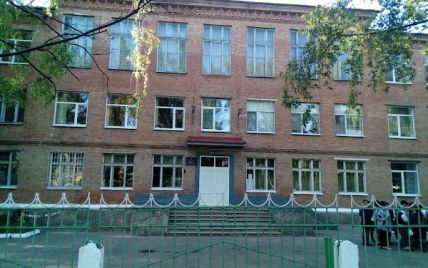 В Полтаве девушка ранила из арбалета двух учителей школы