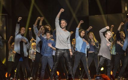 Победитель прошлогоднего "Евровидения" вместе с детьми открыл первый полуфинал конкурса