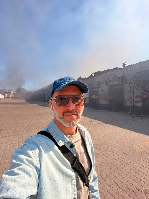 Дмитро Феліксов на тлі знищеного складу / © Facebook-сторінка Дмитра Феліксова
