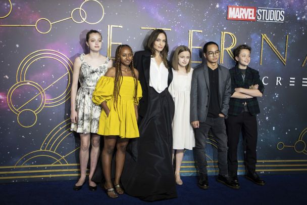 Анджеліна Джолі з їхніми з Бредом Піттом дітьми / © Associated Press