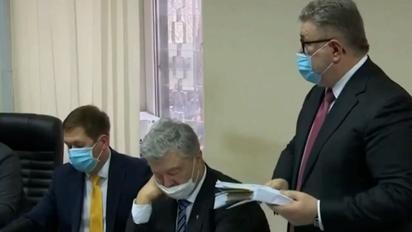 Порошенко заснув на засіданні суду