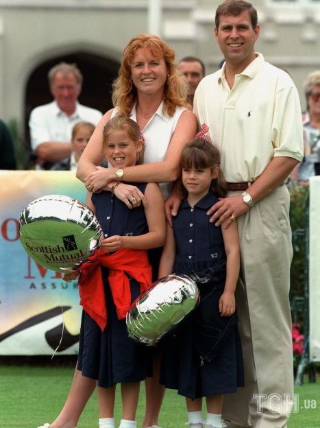 Принц Эндрю и Сара Фергюсон с дочками / © Getty Images