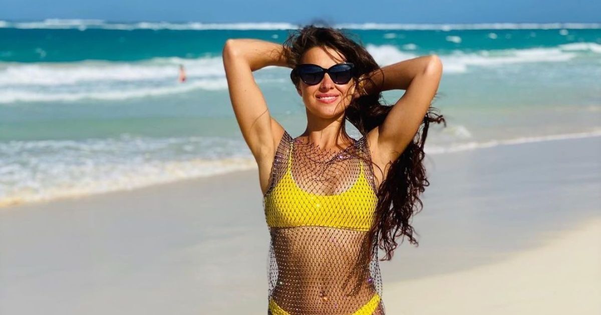 Сексапильная жена Дзидзьо в бикини и платье-сеточке показала упругие ягодицы