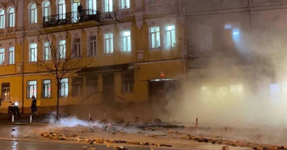 Прорыв теплосети у столичного вокзала