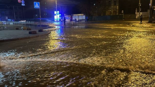 Біля станції метро "Лук'янівка" прорвало трубопровід.