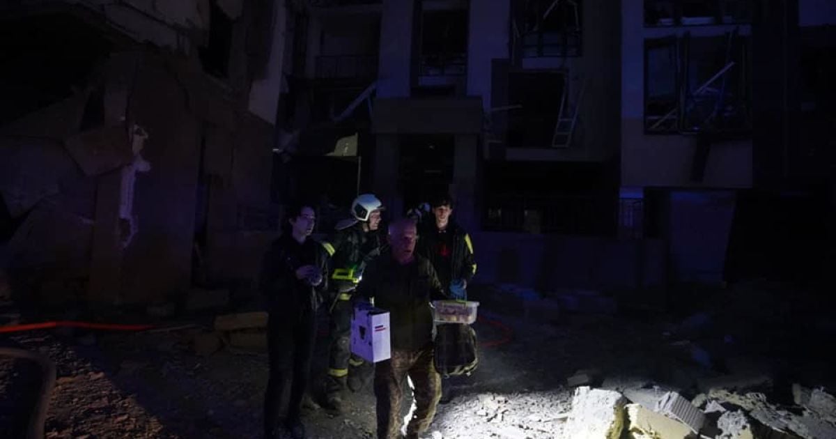 Момент влучання двох ракет у багатоповерхівку в Києві зафіксували камери спостереження