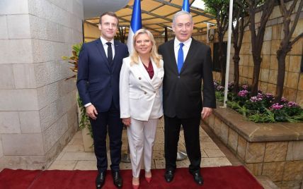 У білому костюмі і з нарощеними віями: дружина прем'єр-міністра Ізраїлю зустрілася з Макроном
