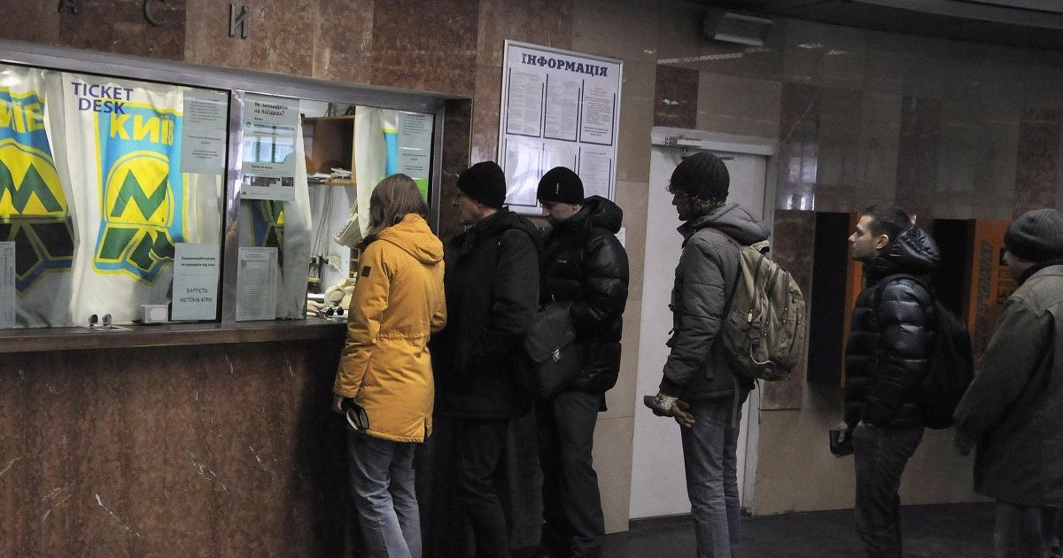 В метро Киева полицейские избили женщин