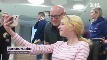Астронавт NASA посетил детей в больнице "Охматдет" с "космическими" подарками