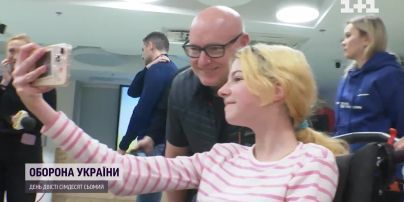Астронавт NASA відвідав дітей в лікарні "Охматдит" з "космічними" подарунками