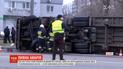 Пивна аварія: у Дніпрі перекинулася фура, яка перевозила пляшки з пінним напоєм