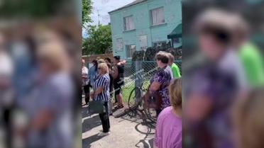 На Житомирщині натовп жінок мітингує під ТЦК після смерті військовозобов'язаного