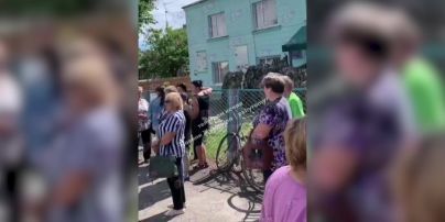 На Житомирщині натовп жінок мітингує під ТЦК після смерті військовозобов'язаного