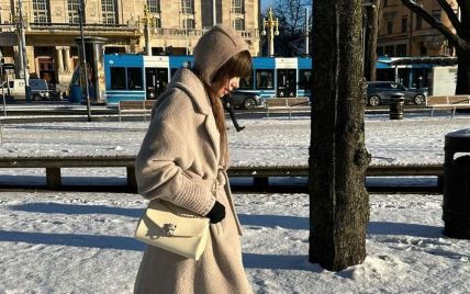 Звезда сериала "Эмили в Париже" Лили Коллинз прогулялась в Швеции в вязаной шапке от украинского бренда