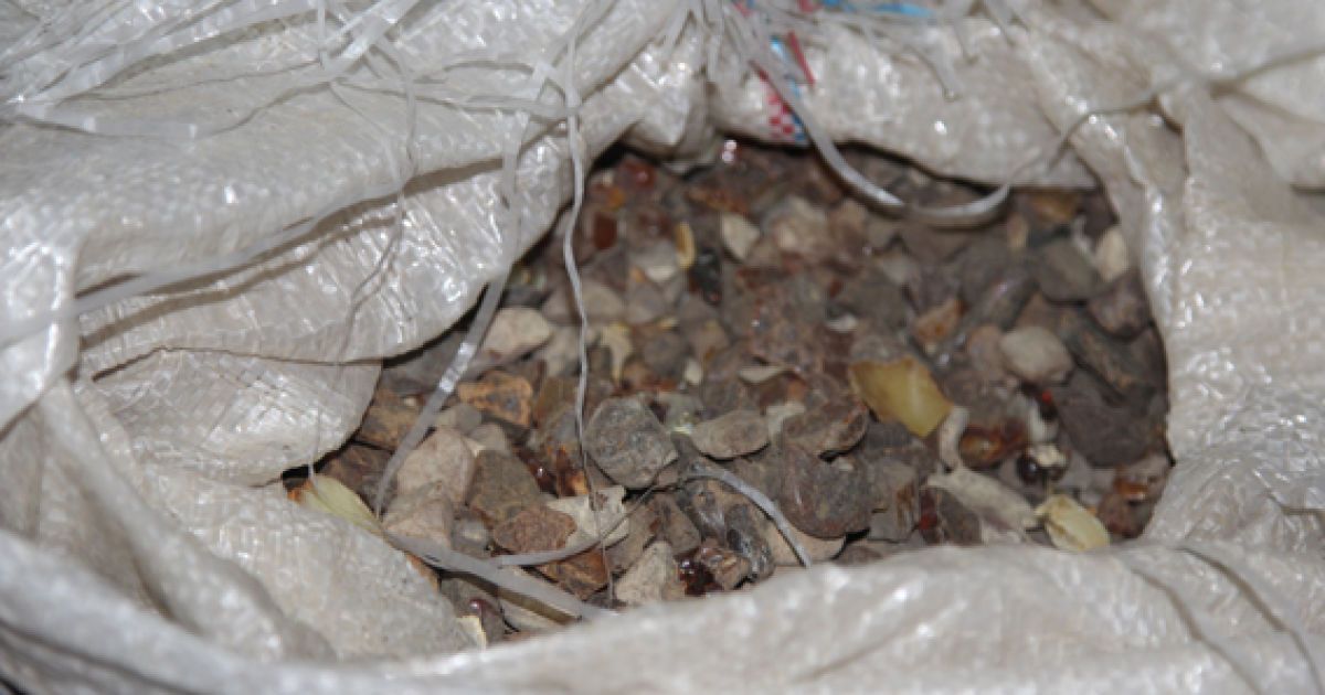 Во время обыска в транспортном средстве правоохранители обнаружили камни, снаружи похожие на янтарь, упакованны в белые мешки