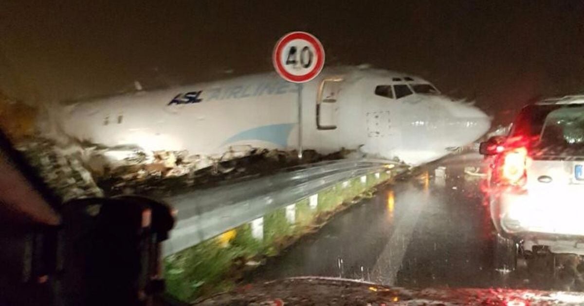 В Италии грузовой лайнер вылетел на автостраду