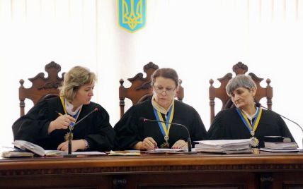 В Киеве работники суда просят не сокращать должностные оклады