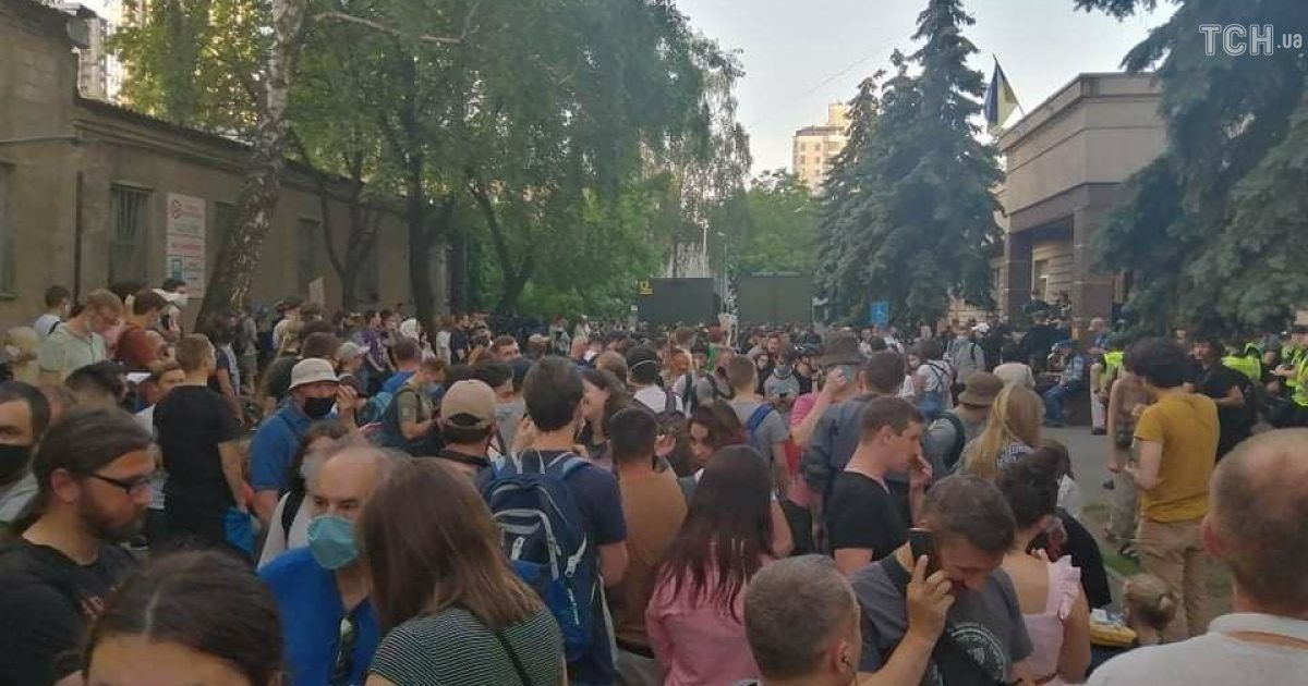Нардеп напишет заявление в полицию на правоохранителей, которые избивали людей под Шевченковским судом