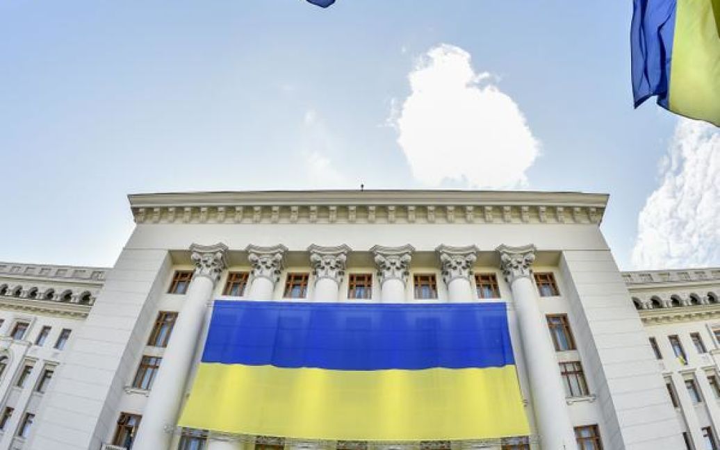 АП прикрасили величезним прапором / © twitter/Петро Порошенко
