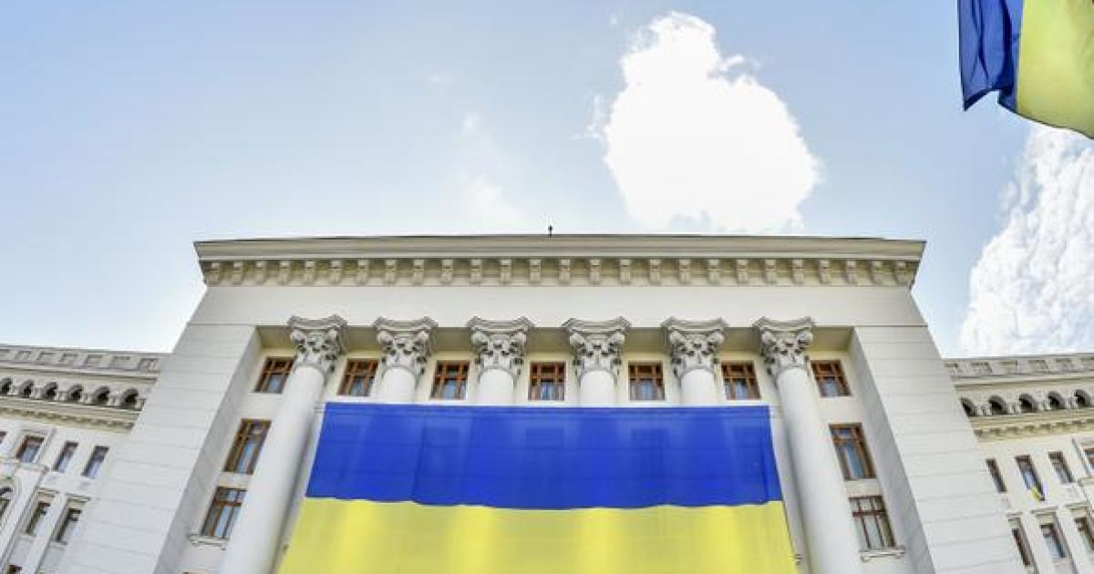 АП украсили огромным флагом / © twitter/Петр Порошенко
