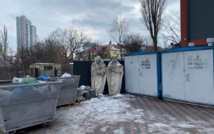 "Ничего святого": в Киеве на мусорник выбросили огромную статую Девы Марии (фото)
