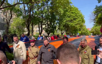 В Мариуполе "актеры" из России растянули 300 метров "георгиевской ленты" и зазывали местных на полевую кухню