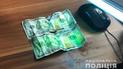 На Закарпатье пойманный на взятке пограничник пытался съесть 200 долларов