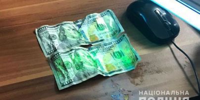 На Закарпатье пойманный на взятке пограничник пытался съесть 200 долларов