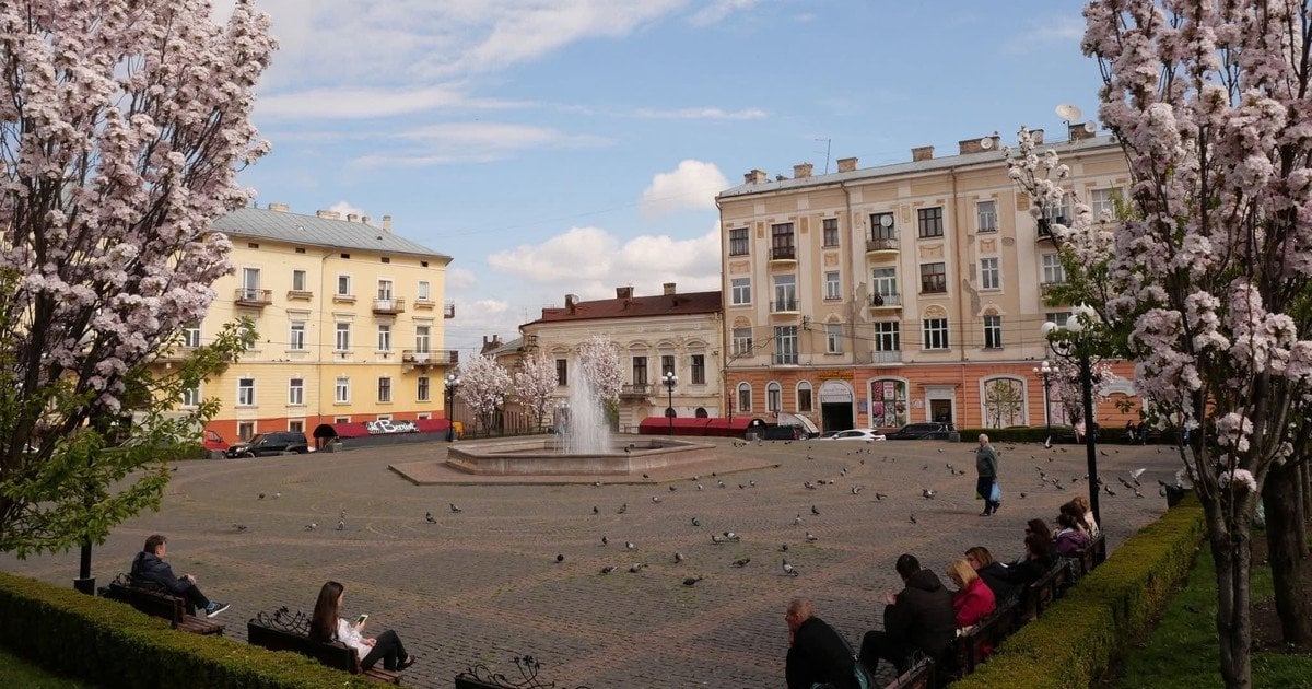 Чи справді в Чернівцях зробили сходи із надгробних плит: що показала перевірка
