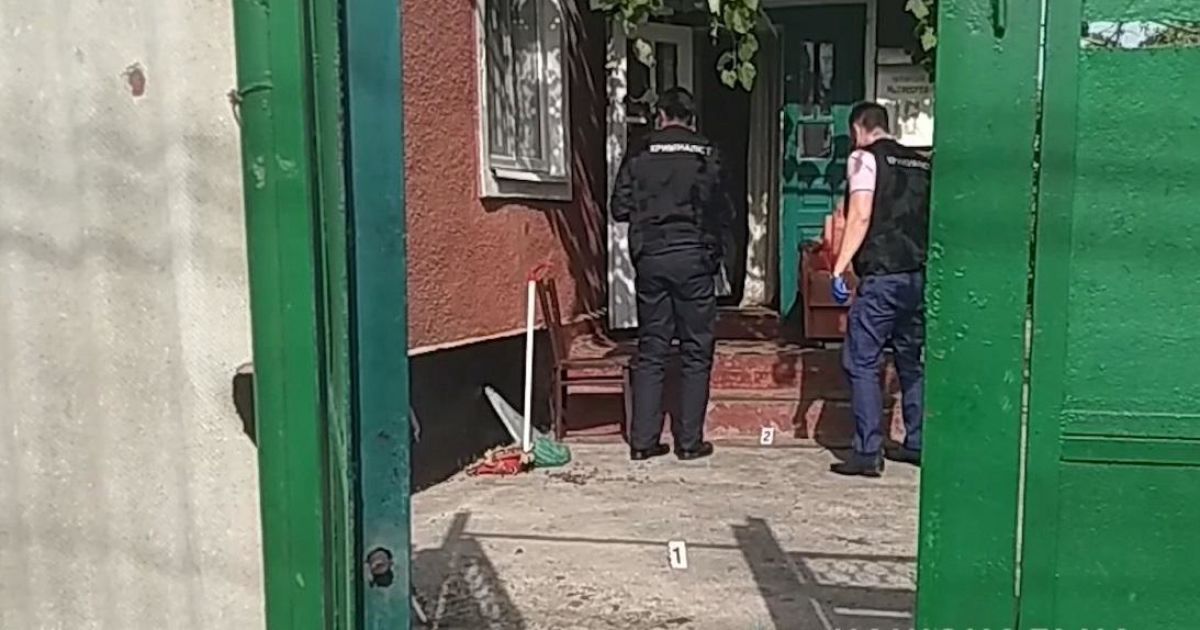 В Одесской области мужчина до смерти забил мать палкой, а затем скрывался от копов (видео)