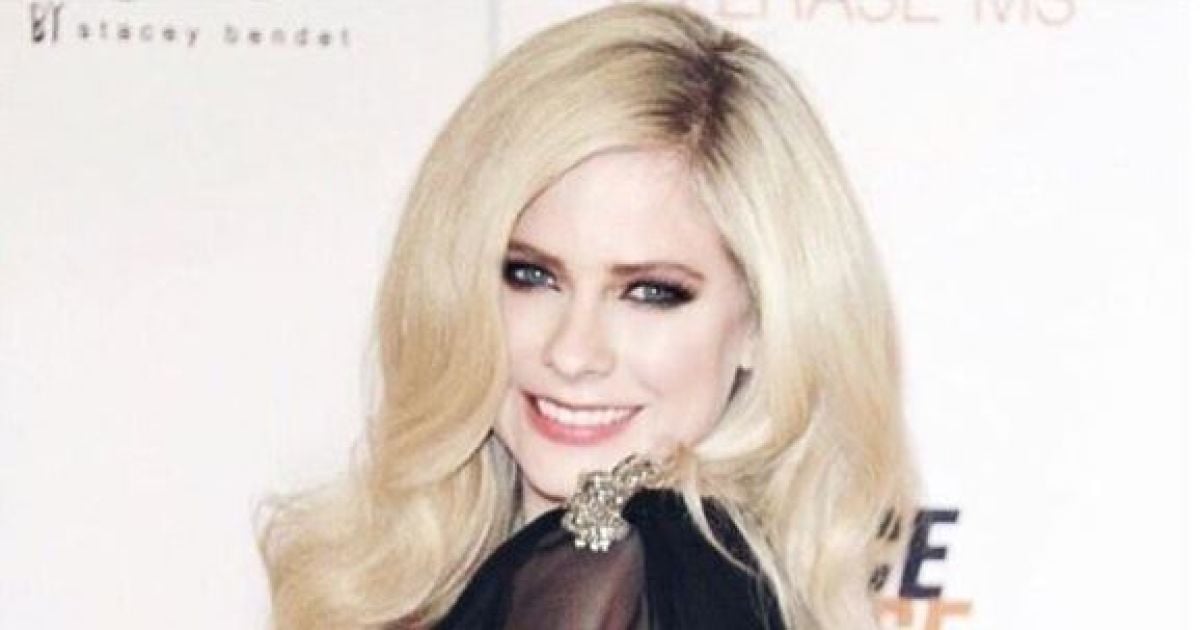 Усміхнена Авріл Лавін вперше за останні два роки з'явилася на світському заході