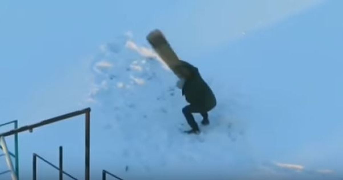 У Мережі юзери кепкують з відео, на якому мінчанин "бореться" із килимом на вулиці у лютий мороз