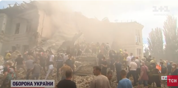 Люди разбирают завалы детской больницы