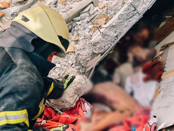 В Одесі під завалами будинку знайшли жінку з немовлям. / © ДСНС