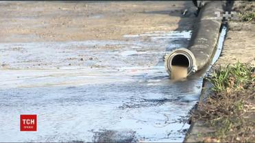 Уночі бульвар Верховної Ради у Києві затопили тонни води