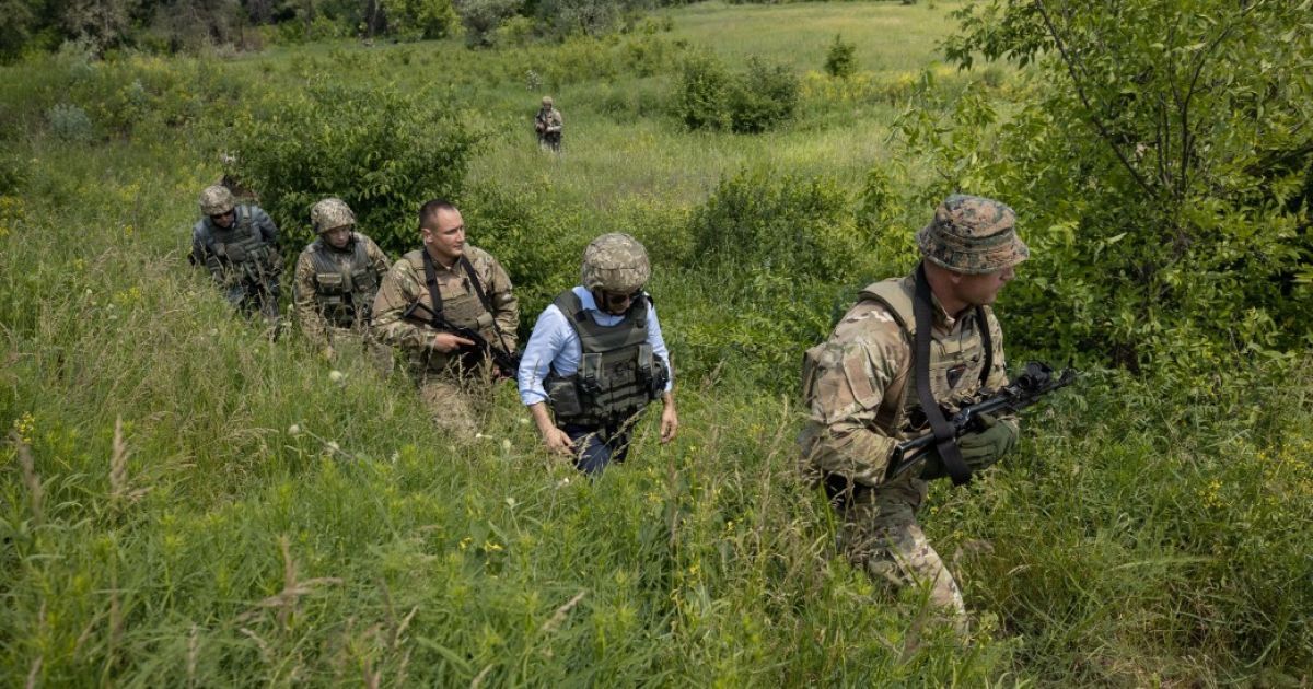 "Команда Зеленского" показала видео его поездки на фронт в Луганской области