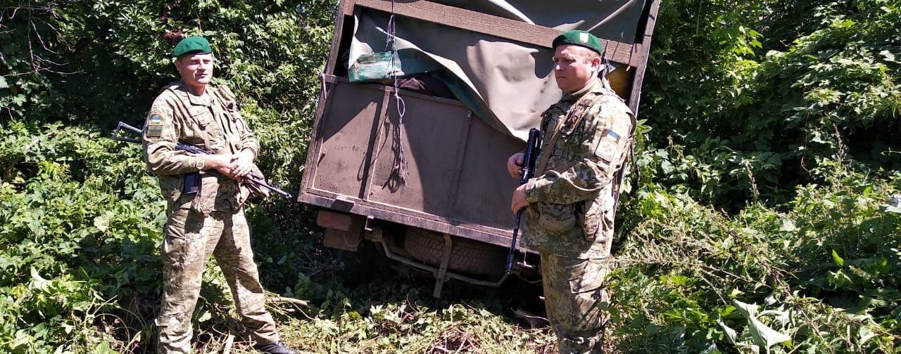 На Сумщине пограничники со стрельбой остановили "УАЗ" из России