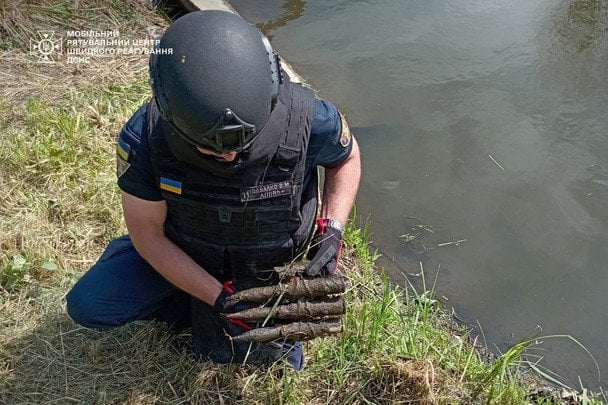На берегу реки обнаружили три снаряда калибром 30 мм / © ГСЧС Украины