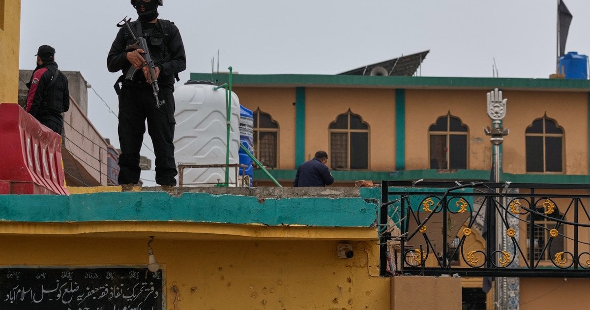 Поліцейський на місці вибуху бомби в мечеті Ісламабада