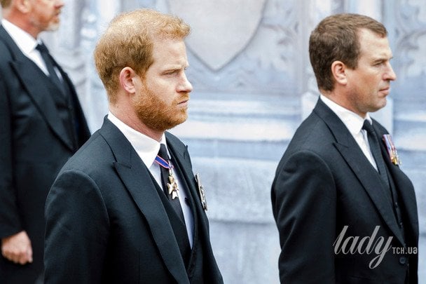 Принц Гарри и Питер Филлипс на похоронах королевы Елизаветы II / © Associated Press