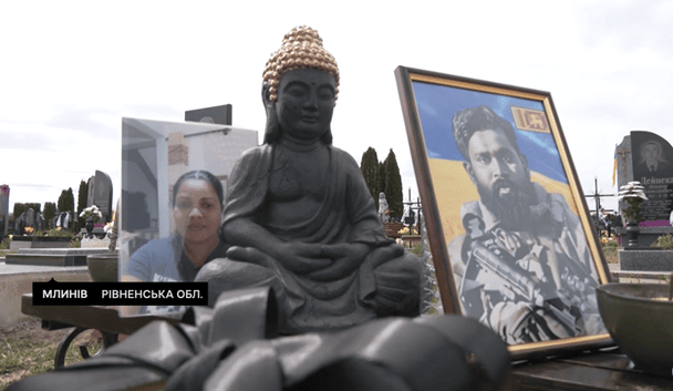 На Рівненщині батьки загиблого українського воїна доглядатимуть за могилою двох добровольців зі Шрі-Ланки