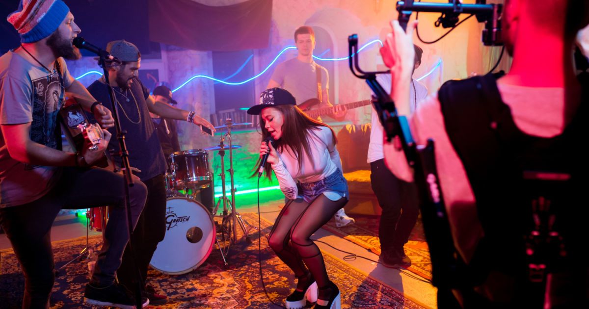 Марія Яремчук в колготах зі стрілочками заспівала англійською з лондонськими реперами