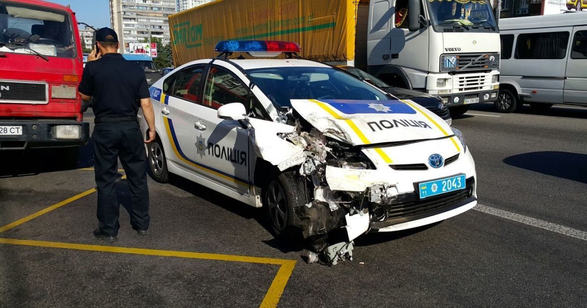 Стало известно сколько служебных авто разбили полицейские в 2017 году