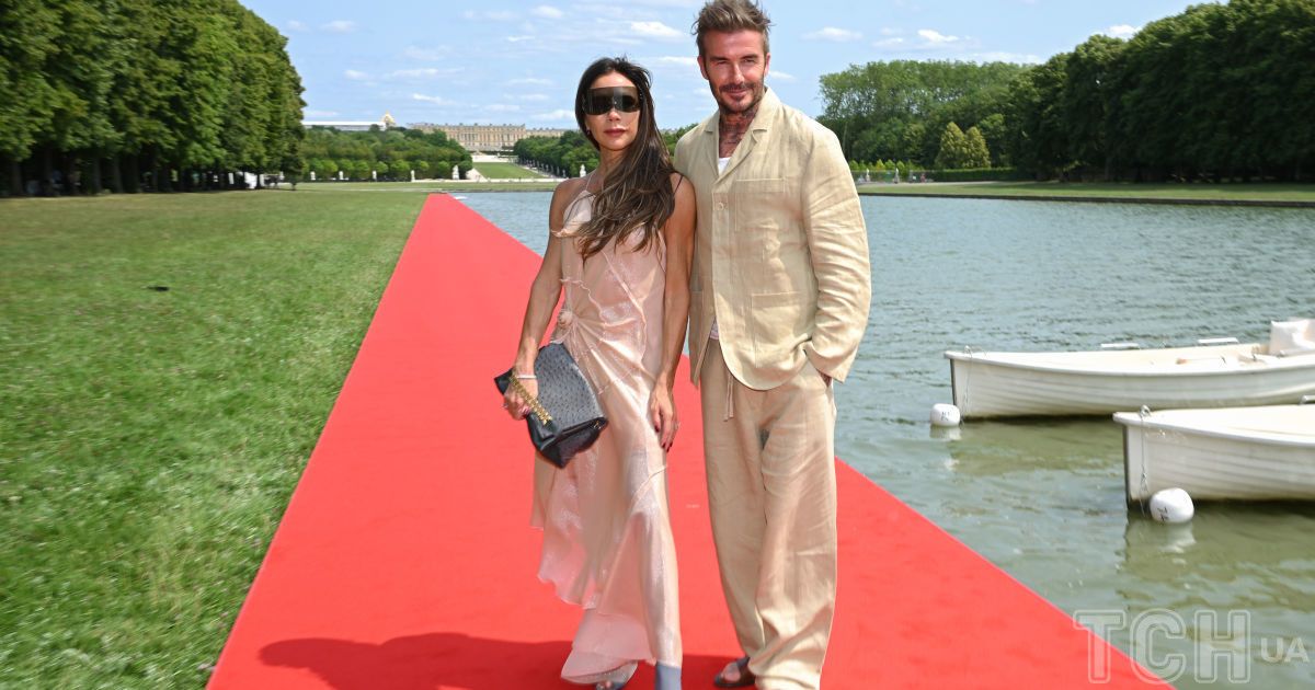 Виктория Бекхэм и Дэвид Бекхэм на показе Jacquemus
