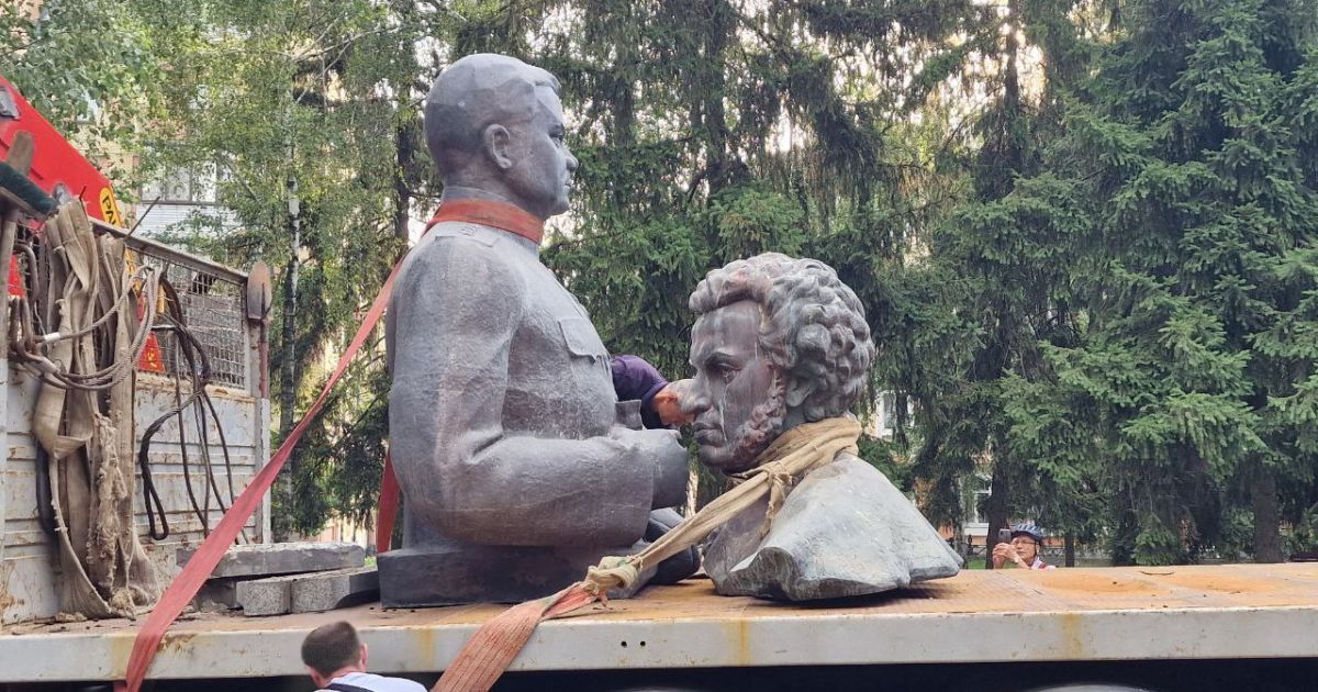 Демонтаж памятников Пушкину и Ватутину в Полтаве/Фото: секретарь Полтавского горсовета Андрей Карпов