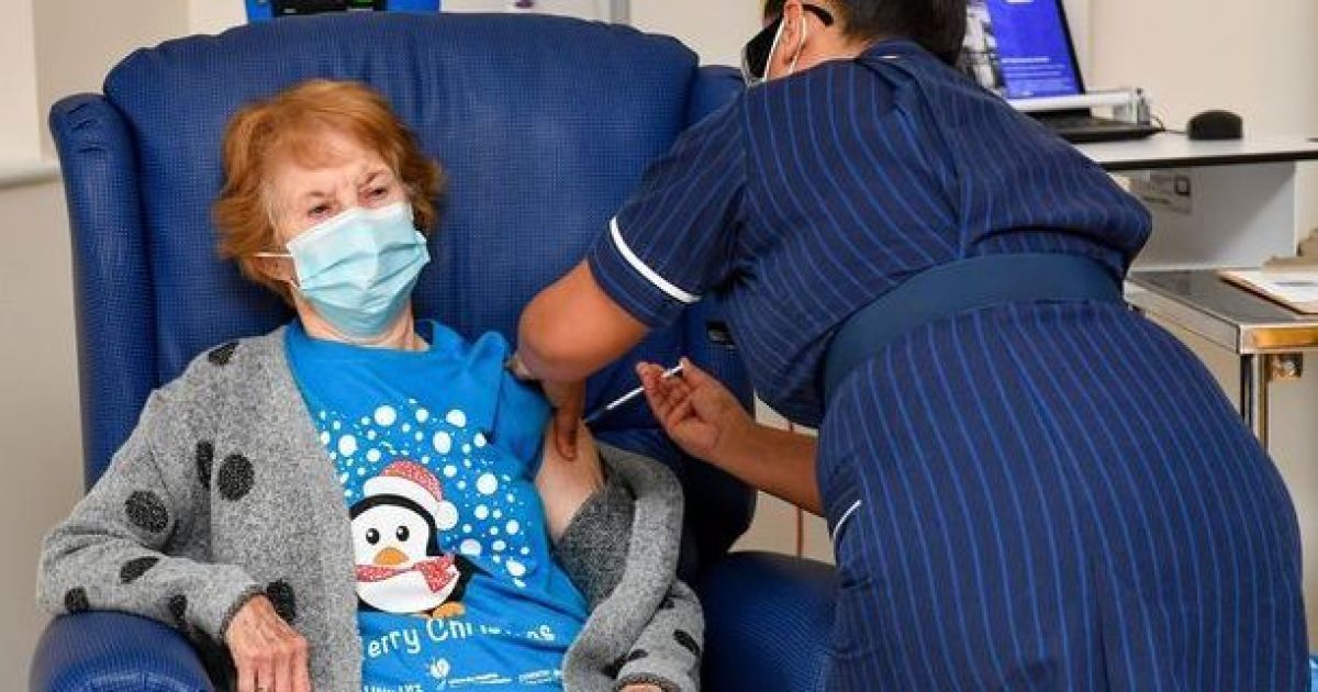 Первой в мире вакцину от коронавируса в Великобритании получила пожилая женщина: фото