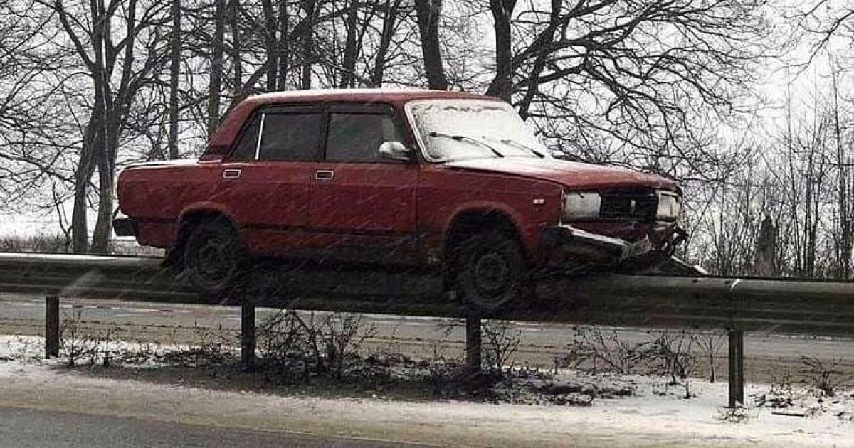 На трассе Киев-Харьков "Жигули" застряли на отбойнике. Фото